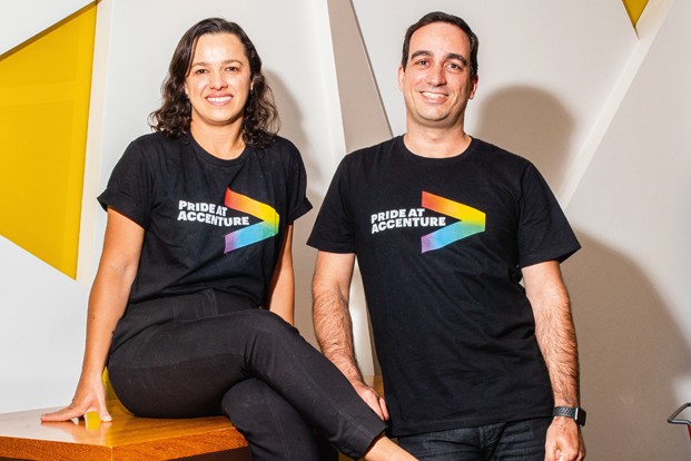 Rafael Bonini, diretor da Accenture Brasil e líder do pilar de igualdade LGBTI+, e Renata Leão, especialista em tecnologia da Accenture: cultura de confiança (Foto: Juliana Frug)