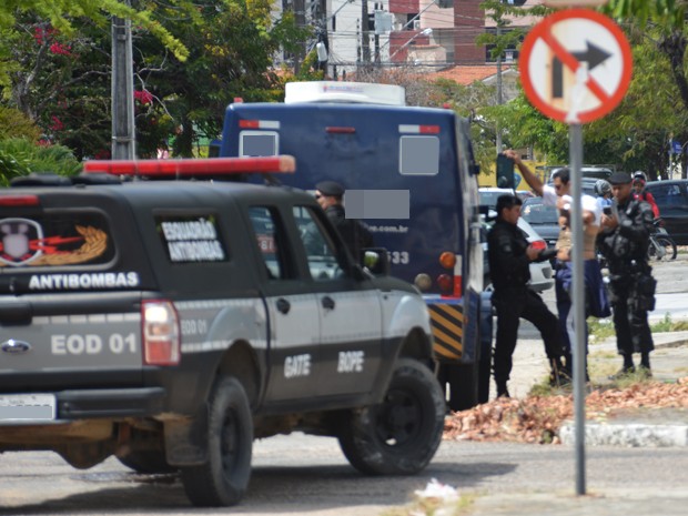 Polícia retirou artefatos suspeitos de serem explosivos do colete usado pelo motorista de carro forte em João Pessoa (Foto: Walter Paparazzo/G1)