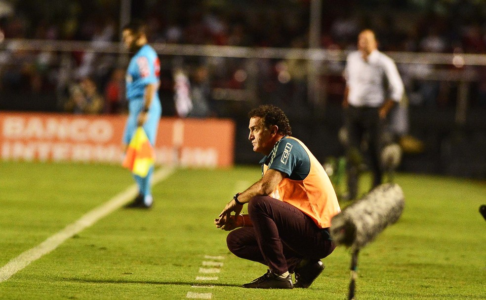 Cuca observa o Choque-Rei deste sábado no Morumbi (Foto: Marcos Ribolli)