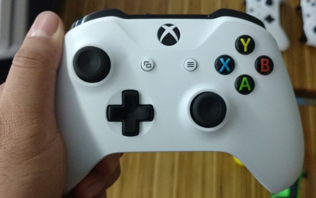 Xbox One S também virá com novo modelo de joystick, com sensor Bluetooth (Foto: Bruno Araujo/G1)