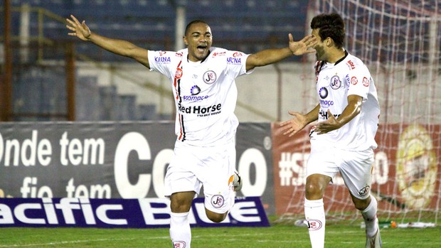 Lima comemora gol o Joinville contra o Guaratinguetá  (Foto: Jefferson Martins / Agência Estado)