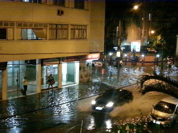 Rua Senador Vergueiro, no Flamengo, também ficou alagada (Foto: Mylene Neno / G1)