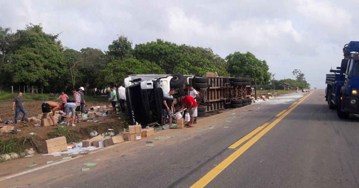 G1 Caminhão tomba na BR 010 e tem carga saqueada no Pará notícias