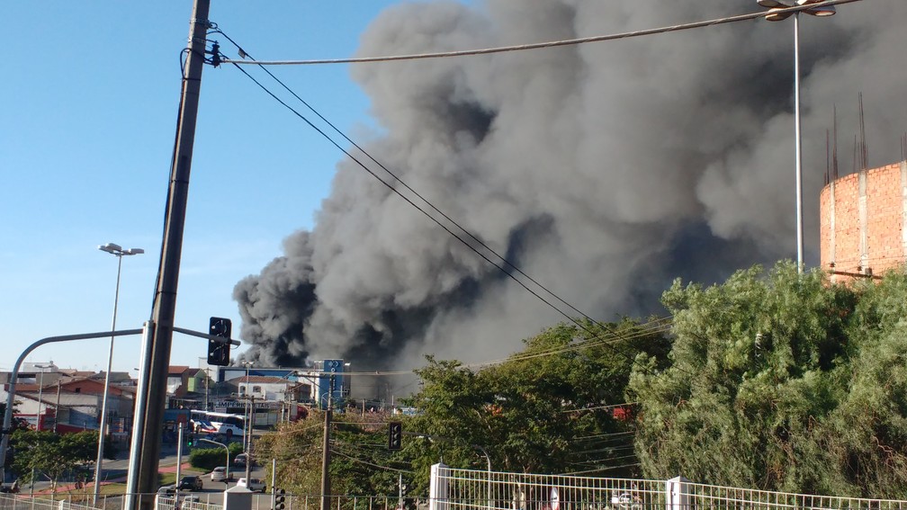 Incêndio atinge loja de autopeças  na avenida Itatuvu em Sorocaba  (Foto: Luiz Natal/Arquivo Pessoal)