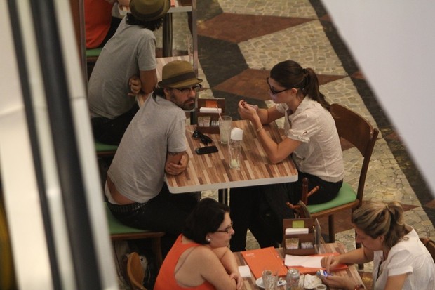 Alinne Moraes com namorado em Shopping da Zona Sul do RJ (Foto: Delson Silva / AgNews)