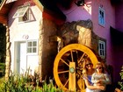 Fofura! Ticiane Pinheiro posa com Rafinha em frente a moinho 