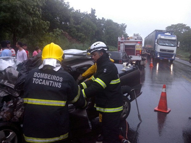 Vítimas ficaram presas nas ferragens e os bombeiros precisaram cortar o veículo (Foto: Divulgação/Corpo de Bombeiros)