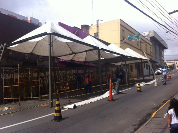 Toldo protege fechada da boate Kiss em Santa Maria (Foto: Vanessa Backes/RBS TV)