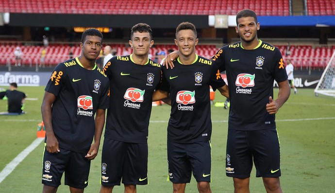 Jogadores da base do São Paulo treinam com Seleção (Foto: Rubens Chiri / saopaulofc.net)