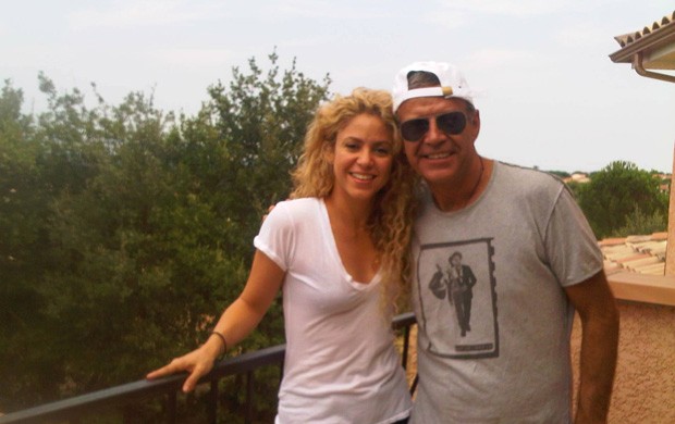 Shakira e os sogros (Foto: Reprodução)