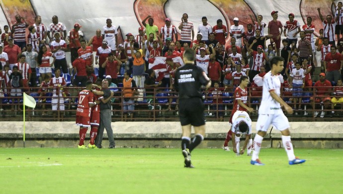 CRB x Mogi Mirim - Zé Carlos comemora com Mazola Júnior (Foto: Ailton Cruz/Gazeta de Alagoas)