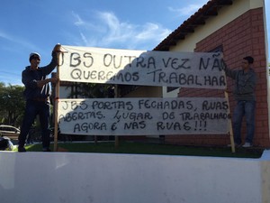 Trabalhadores se uniram em protesto contra o fechamento do frigorífico (Foto: Murilo Zara/TV Fronteira)