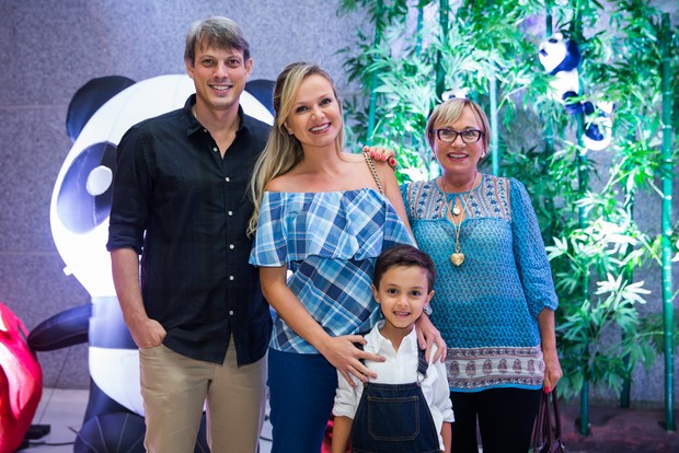 Eliana com o noivo Adriano, o filho Arthur e a mãe Eva (Foto: Manuela Scarpa/Brazil News)