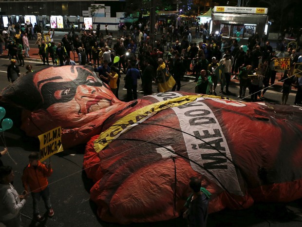 Manifestantes contra Dilma Rousseff preparam boneco da ex-presidente na Avenida Paulista (Foto: Paulo Whitaker/Reuters)