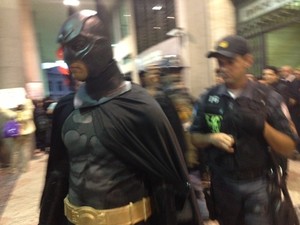 Batman é detido durante protesto (Foto: Isabela Marinho/G1 Rio)