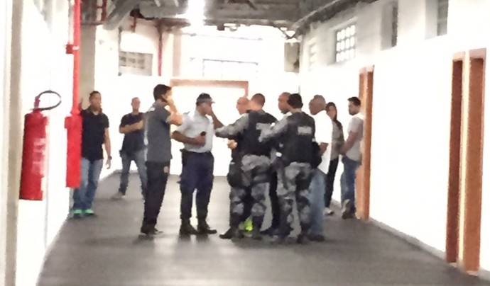  Gerente de futebol Isaías Tinoco (de branco) conversa com policiais. Vasco, confusão (Foto: Sofia Miranda)