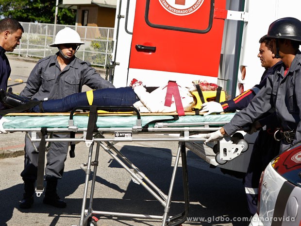 Amarilys é levada por paramédicos (Foto: Fábio Rocha / TV Globo)