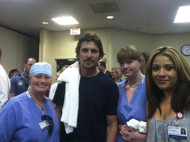Christian Bale visita sobreviventes da tragédia no Swedish Medical Center, em Aurora (Foto: Reuters/Swedish Medical Center)