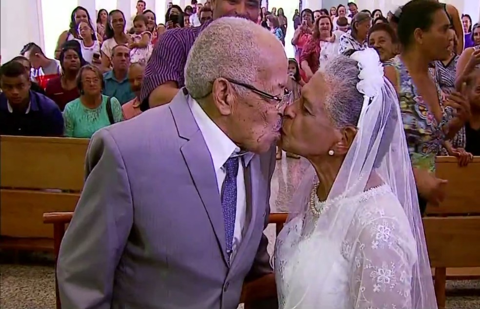Beijo do casal em Fortaleza de Minas (MG) sela a união dos noivos e mostra que o amor não tem idade (Foto: Reprodução EPTV/Cacá Trovó)