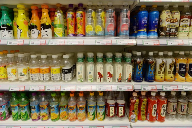 Garrafas vazias foram colocadas à venda em um supermercado de Xangai (Foto: Reuters)