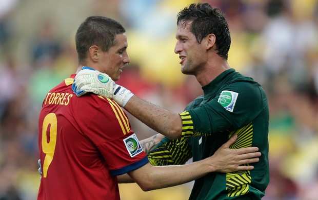 Fernando Torres e Mikael Roche, Espanha x Taiti (Foto: AP)