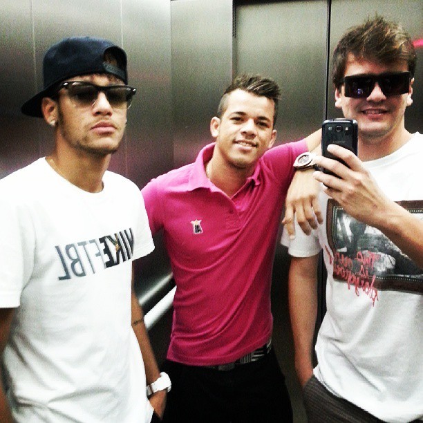 Neymar com amigos no elevador (Foto: Reprodução/Instagram)