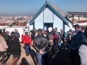 Corpo de Tiago Nogueira Novaes é recebido por amigos e parentes no cemitério (Foto: Maiara Barbosa/G1)