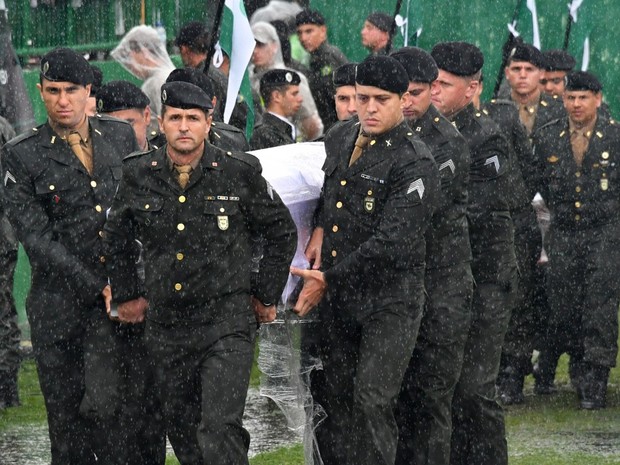 Militares levam caixão de vítima para a Arena Condá (Foto: AFP/Divulgação)