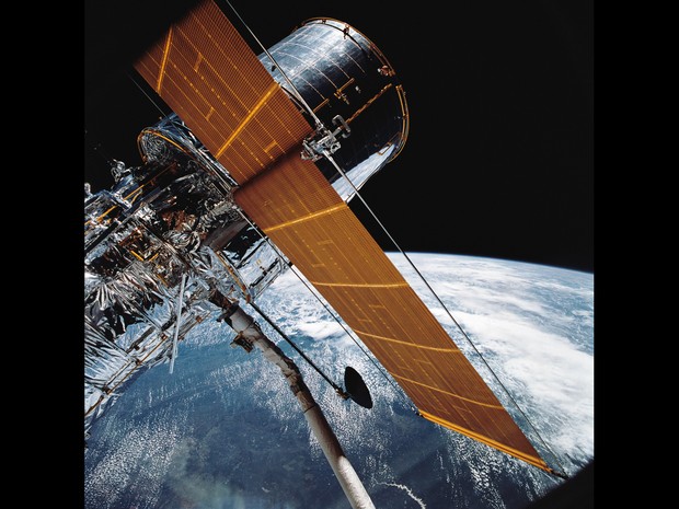  Fotografia de 25 de abril de 1990 mostra telescópio espacial Hubble em órbita da Terra  (Foto: Nasa/AP)