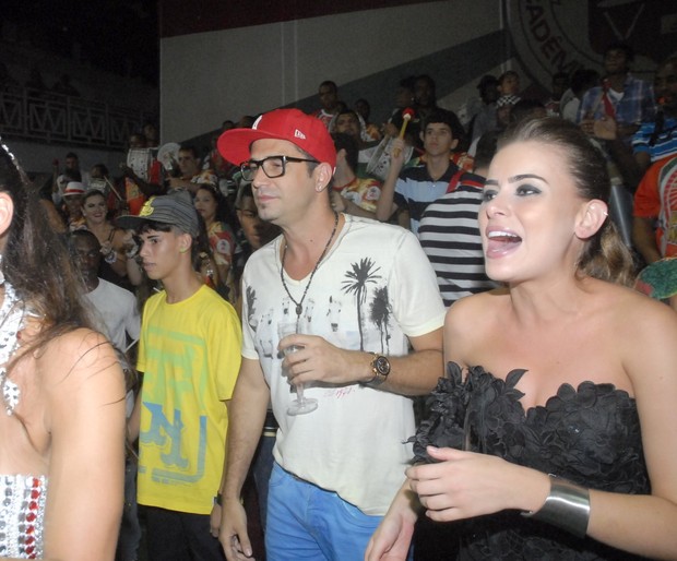 Latino samba ao lado de Rayanne Moraes e Mirella Santos toca com bateria ao fundo (Foto: Marcos Porto/Photo Rio News)