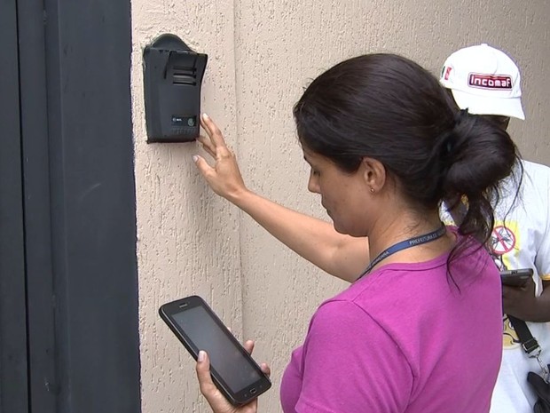Agentes colocam informações encontradas nas casas no aplicativo (Foto: Reprodução / TV TEM)