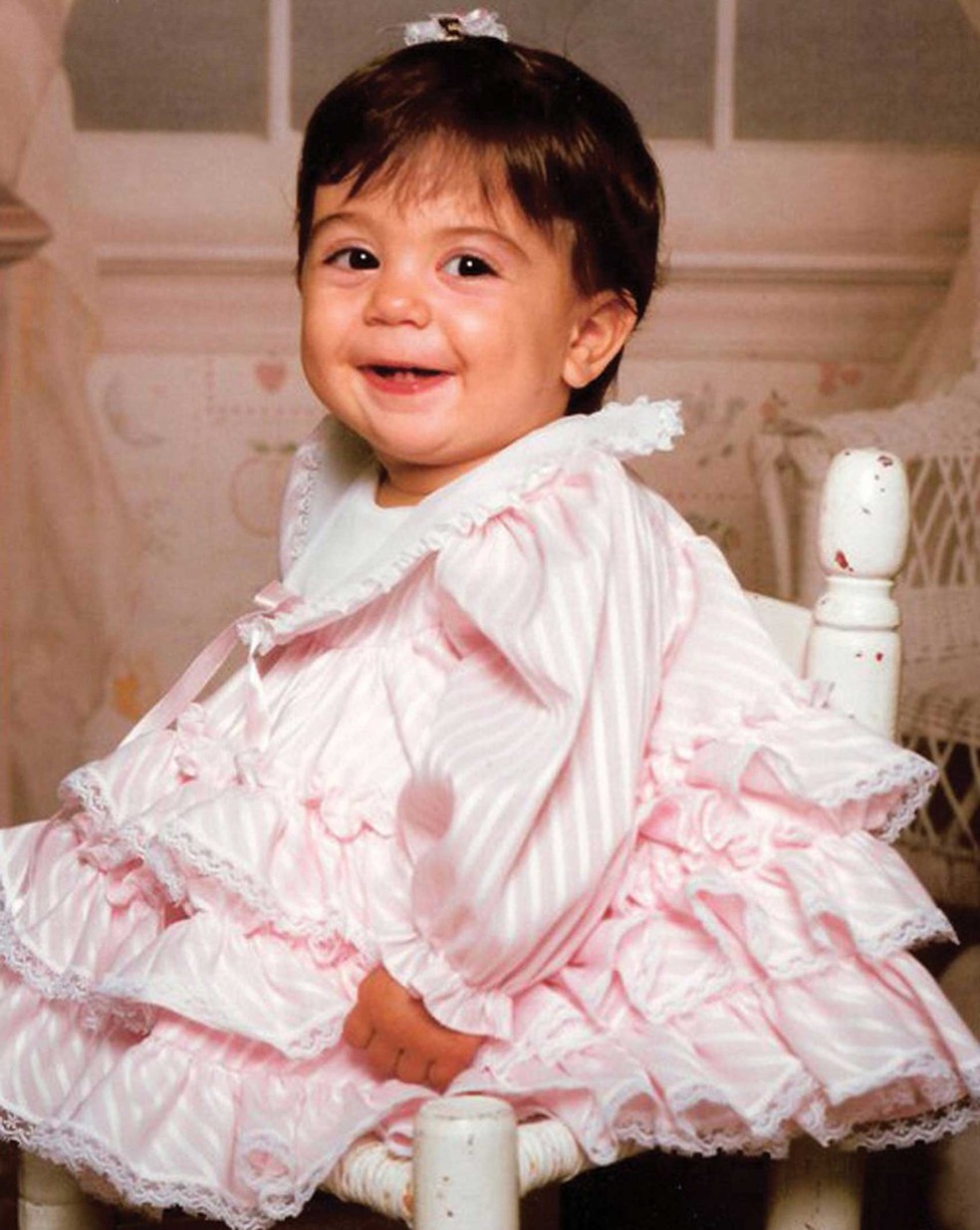 Jennifer, com um ano, era um bebê risonho e cheio de alegria (Foto: Jennifer Bricker/ BBC)