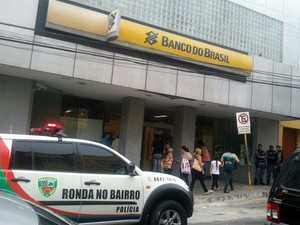 Seguranças da agência foram rendidos durante a ação (Foto: Eduardo Galvão/Rádio Amazonas FM)