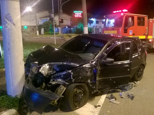 Após bater caminhão, carro ainda atingiu um poste, em Varginha (Foto: Corpo de Bombeiros) Após bater caminhão, carro ainda atingiu um poste, em Varginha (Foto: Corpo de Bombeiros)