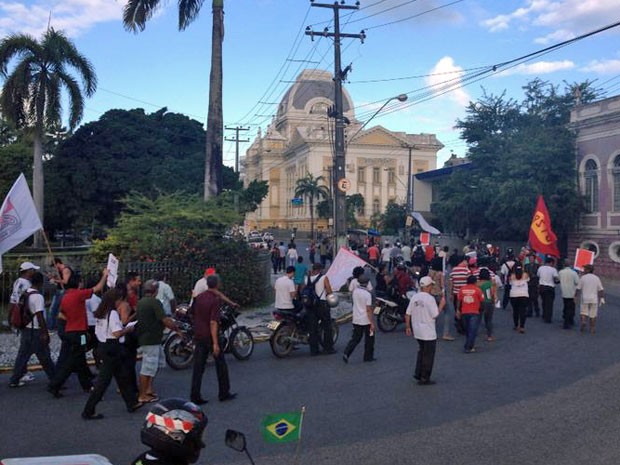 Rodoviários fizeram passeata até a sede do TRT, onde ocorre o julgamento do dissídio da categoria (Foto: Vitor Tavares/G1)