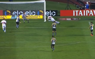 Dellatorre, Luis Fabiano, Kardec, Prass e Barrios disputam lance mais bizarro