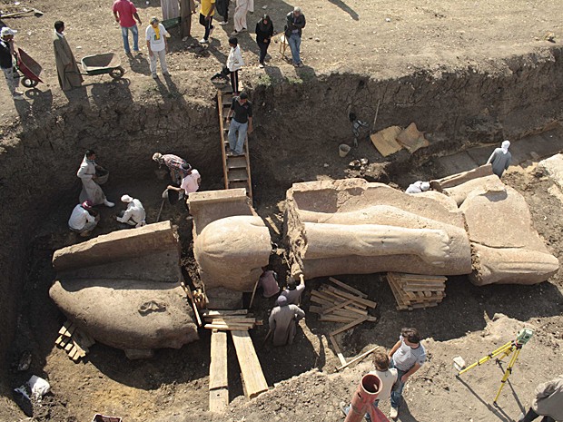 Estátua do faraó Amenhotep III passará por restauração no Egito (Foto: Egypt's Supreme Council of Antiquities/Reuters)