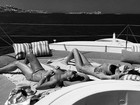 Aos 53 anos, Luiza Brunet faz topless durante passeio de barco na Grécia