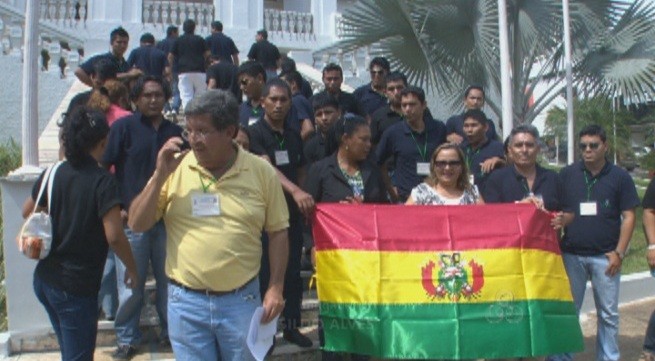 Estudantes e professores bolivianos em frente ao Palácio Getúlio Vargas (Foto: Amazônia TV)