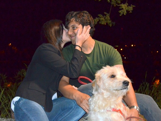 Cachorro abandonado une casal de Piracicaba depois de vídeo na web (Foto: Fernanda Zanetti/G1)