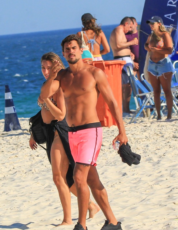 Felipe Roque curte praia com Sofia Starling, ex-namorada de André Marques (Foto: Fabricio Pioyani/AgNews)