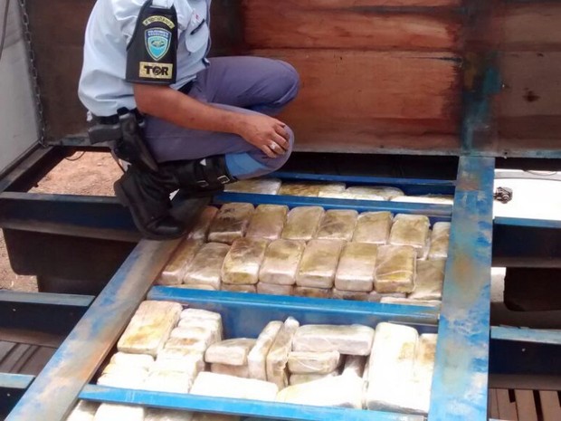 Droga estava escondida no fundo falso de um caminhão (Foto: Polícia Rodoviária/Cedida)