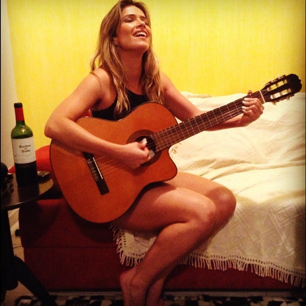 &#39;Aprendendo violão no Sarau&#39;, diz ex-BBB Fani (Foto: Instagram/ Reprodução)