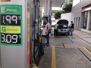 Postos em São Paulo já reajustavam os preços dos combustíveis. (Foto: Will Soares/G1)