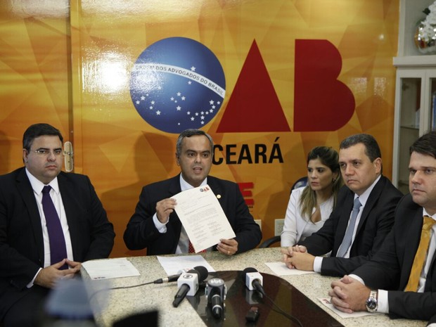 Presidente da OAB-CE, Marcelo Mota, anuncia afastamento de advogados suspeitos de participação em esquema de compra de liminares nos plantões judiciais (Foto: OAB/Divulgação)