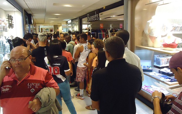 fila ingressos Vasco x Flamengo Brasília shopping (Foto: Fabricio Marques)