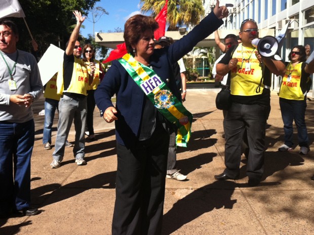 Manifestante se veste como Dilma para protestar contra decisão que impôs fim da greve dos fiscais agropecuários (Foto: Isabela Formiga/ G1)