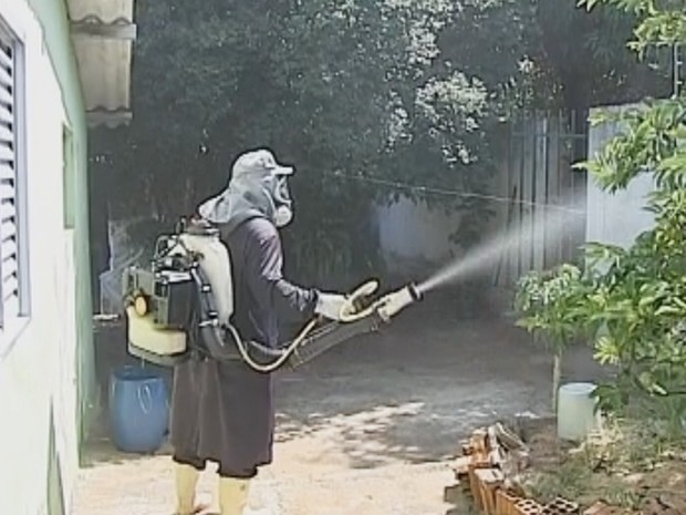 Funcionário faz a nebulização em casa de Guararapes (Foto: Reprodução/ TV TEM)