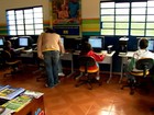 Crianças e adultos aprendem a usar internet em assentamento no MS