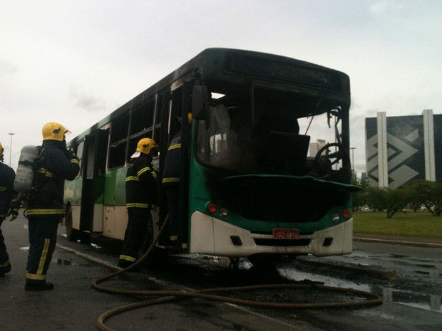 Um ônibus pegou fogo na Esplanada dos Ministérios no início da tarde desta sexta-feira (8). Ninguém ficou ferido (Foto: Raquel Morais/G1)